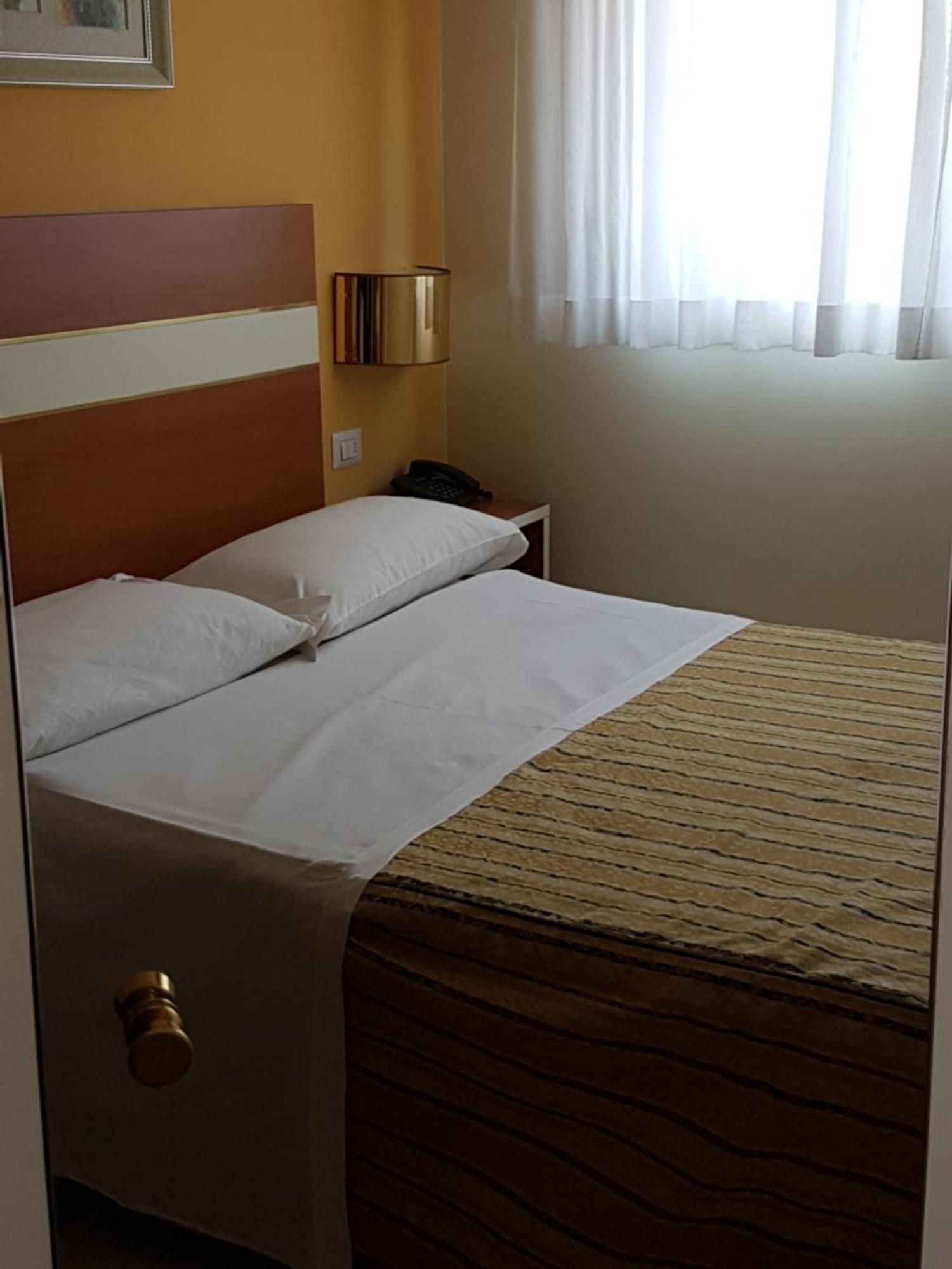 Hotel Gf Cesano Boscone Exteriör bild