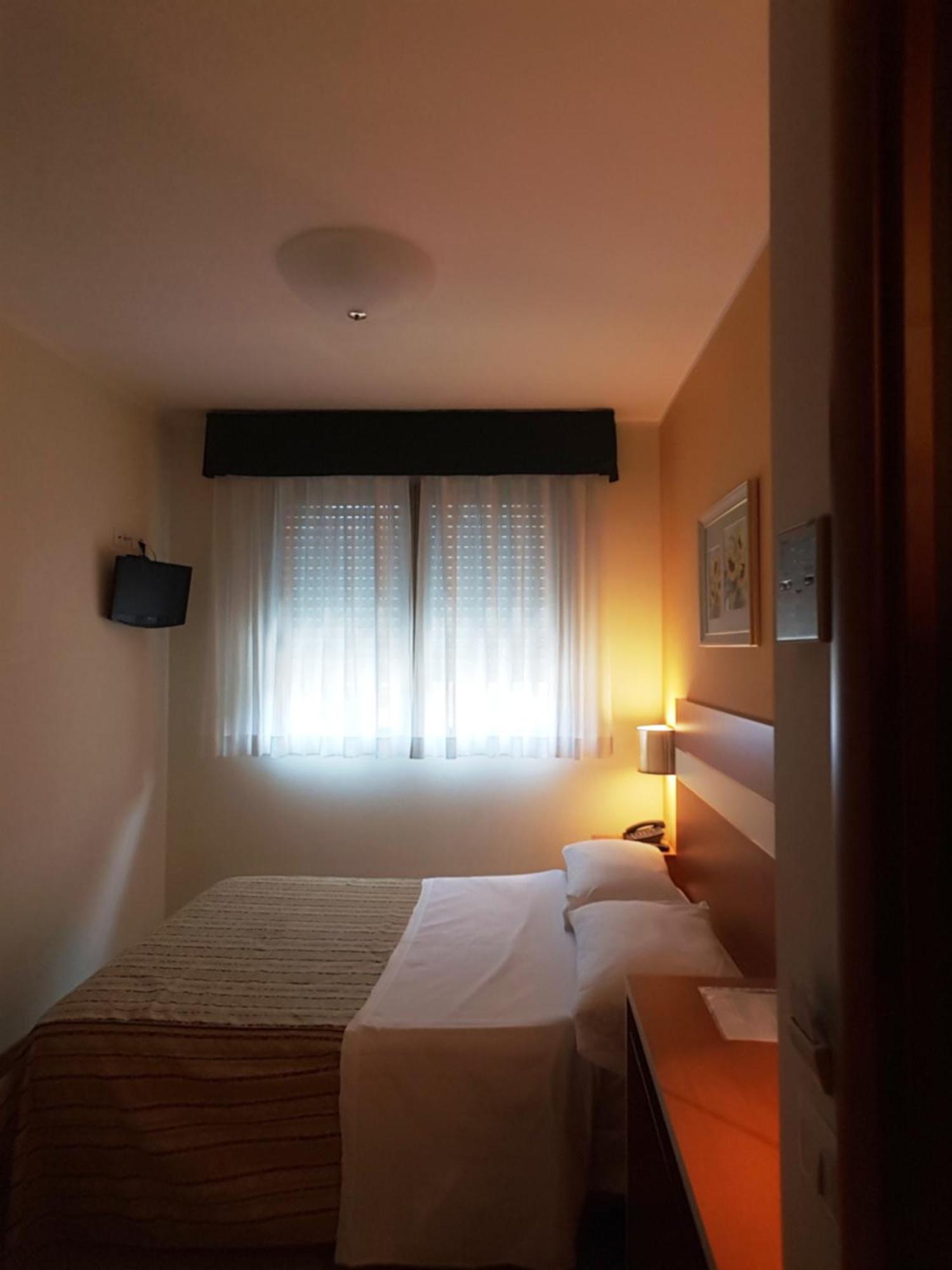 Hotel Gf Cesano Boscone Exteriör bild