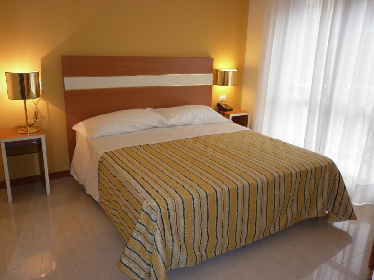 Hotel Gf Cesano Boscone Exteriör bild