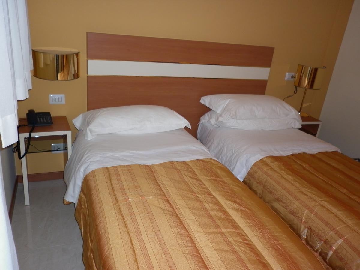 Hotel Gf Cesano Boscone Exteriör bild
