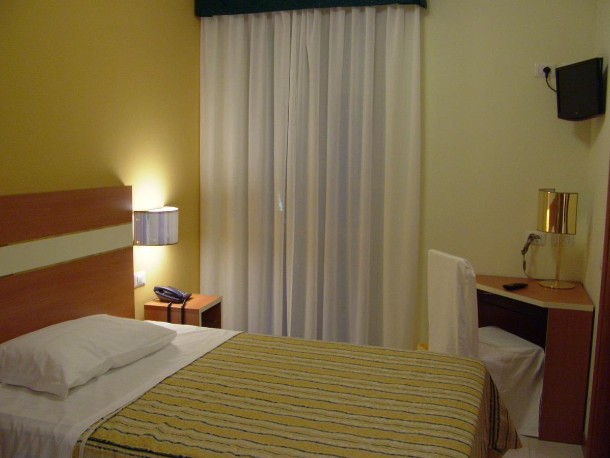 Hotel Gf Cesano Boscone Exteriör bild