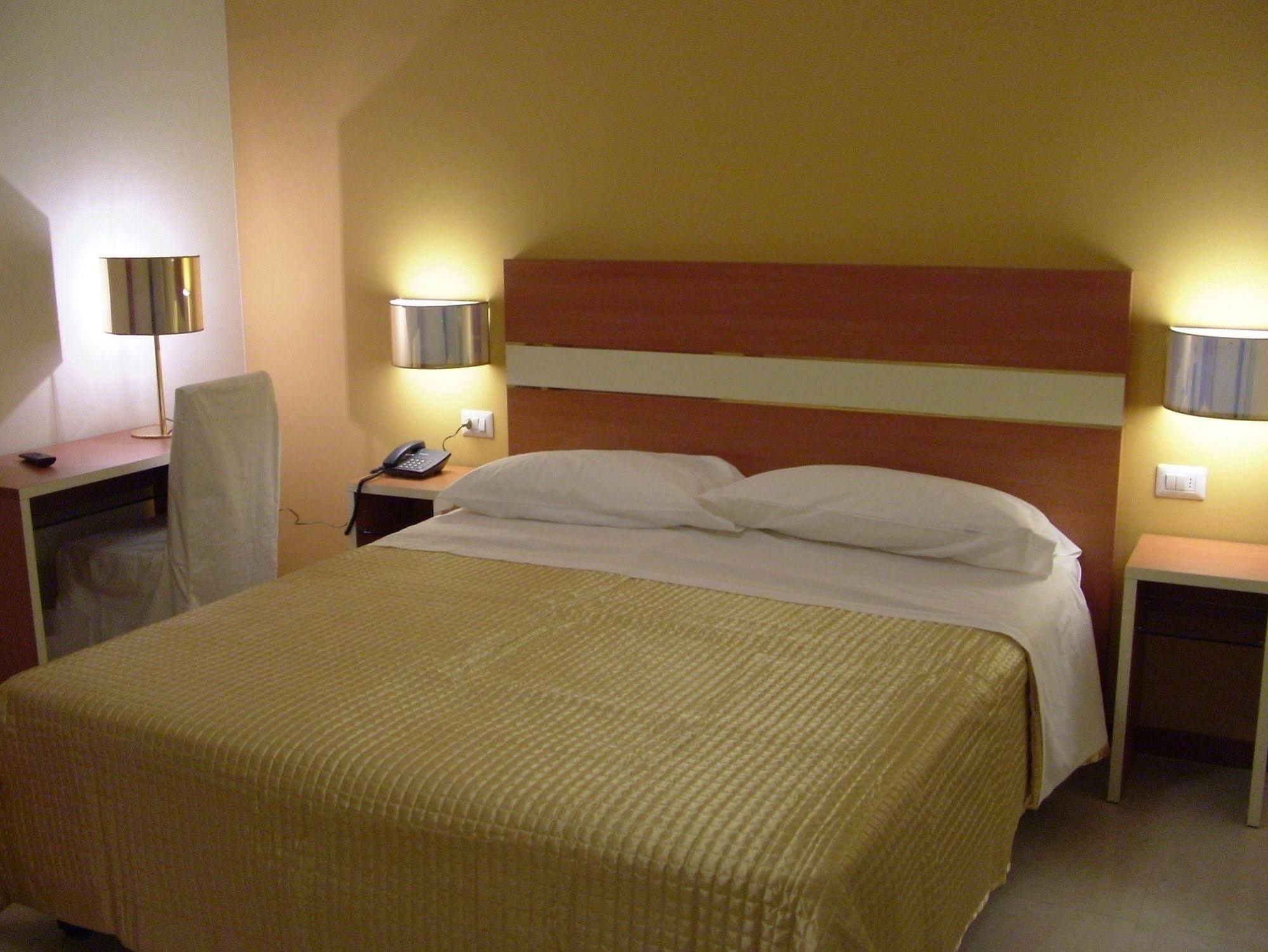 Hotel Gf Cesano Boscone Exteriör bild