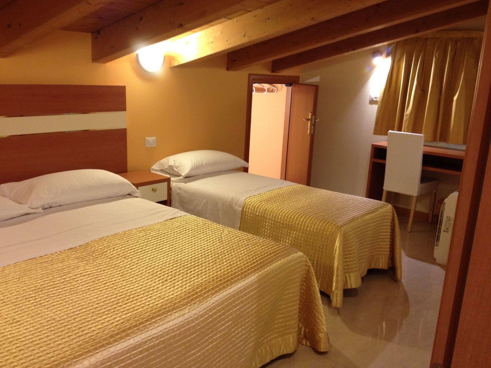 Hotel Gf Cesano Boscone Exteriör bild