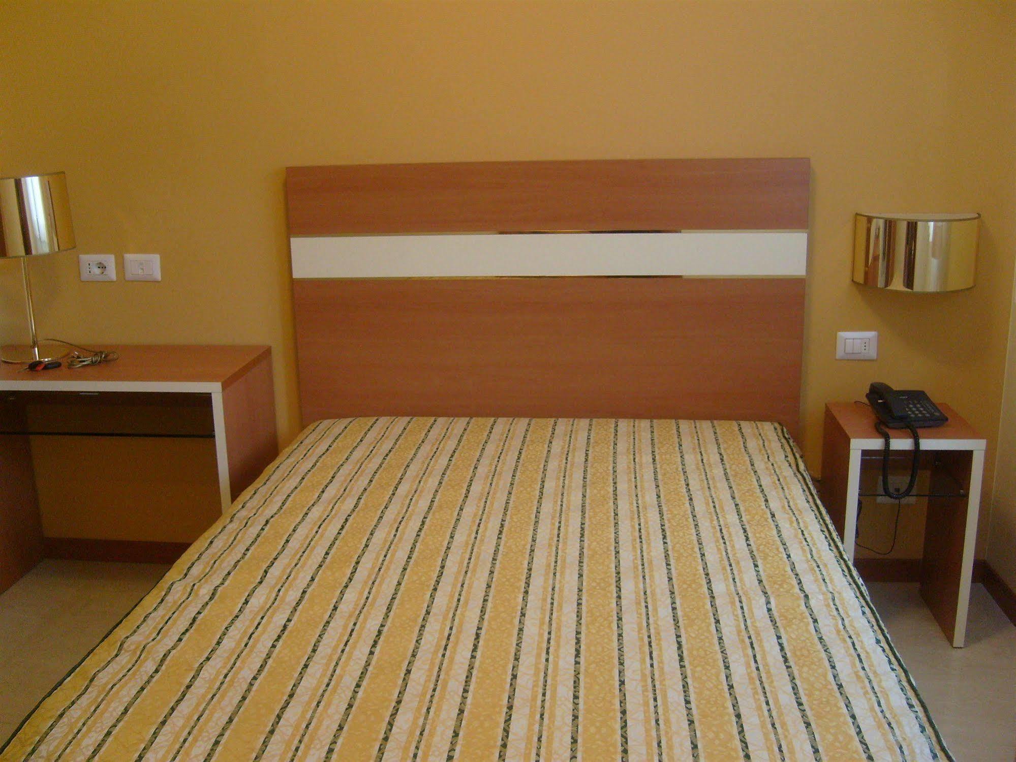 Hotel Gf Cesano Boscone Exteriör bild