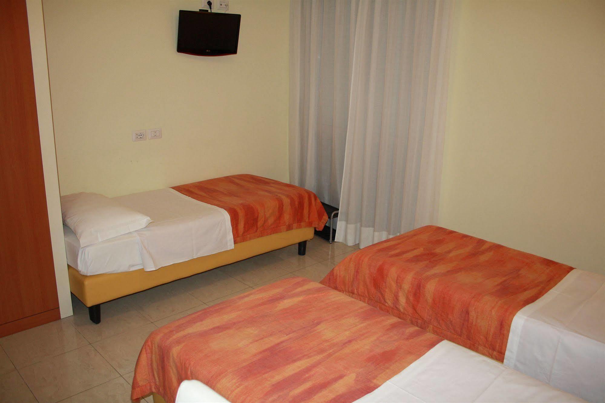Hotel Gf Cesano Boscone Exteriör bild
