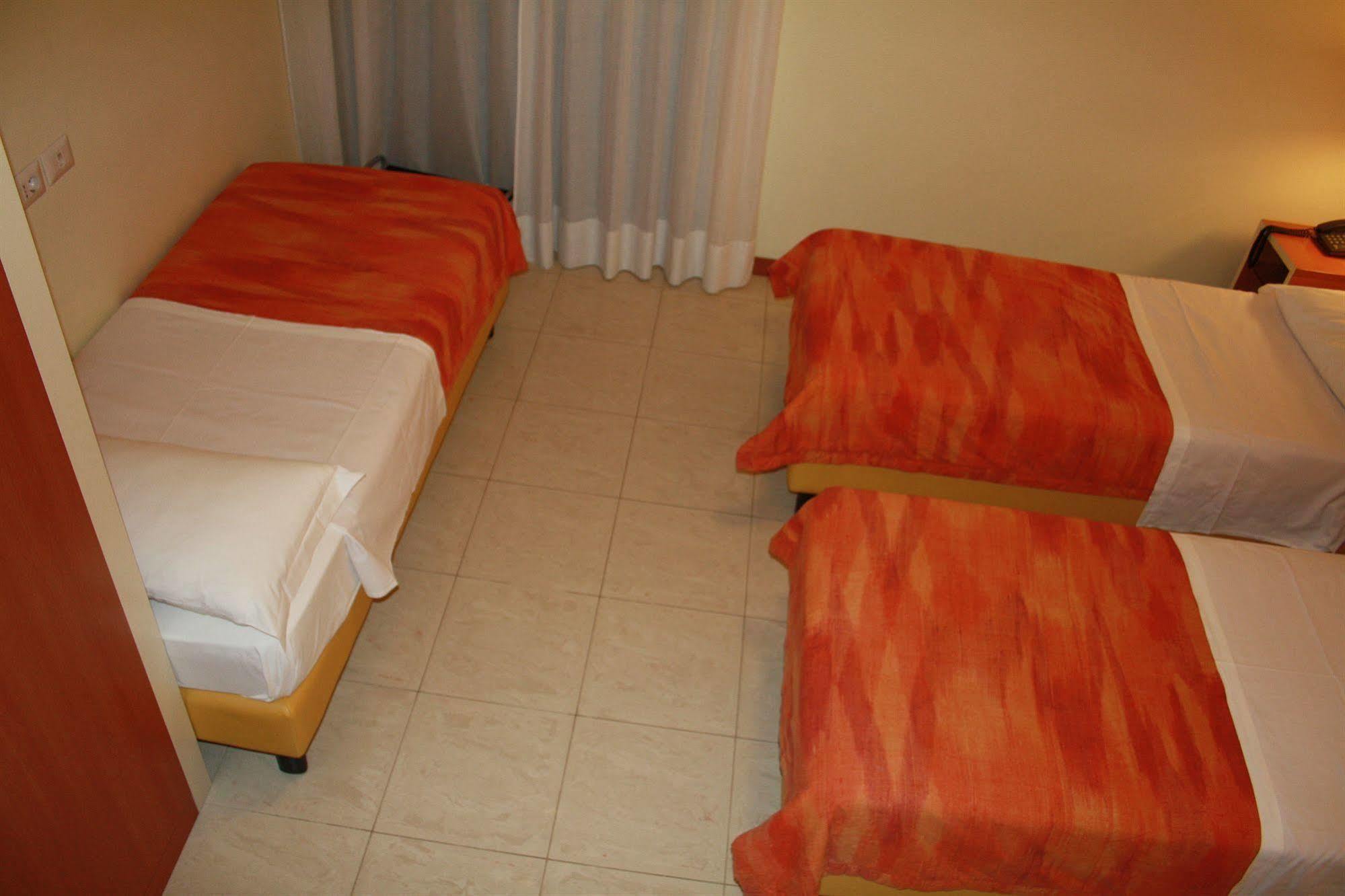 Hotel Gf Cesano Boscone Exteriör bild