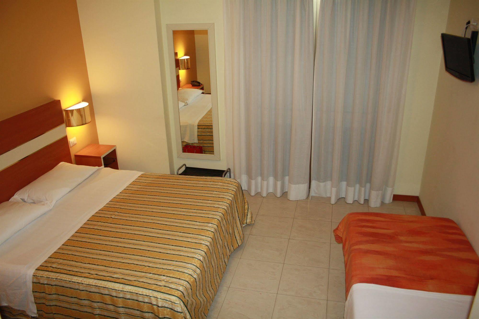 Hotel Gf Cesano Boscone Exteriör bild