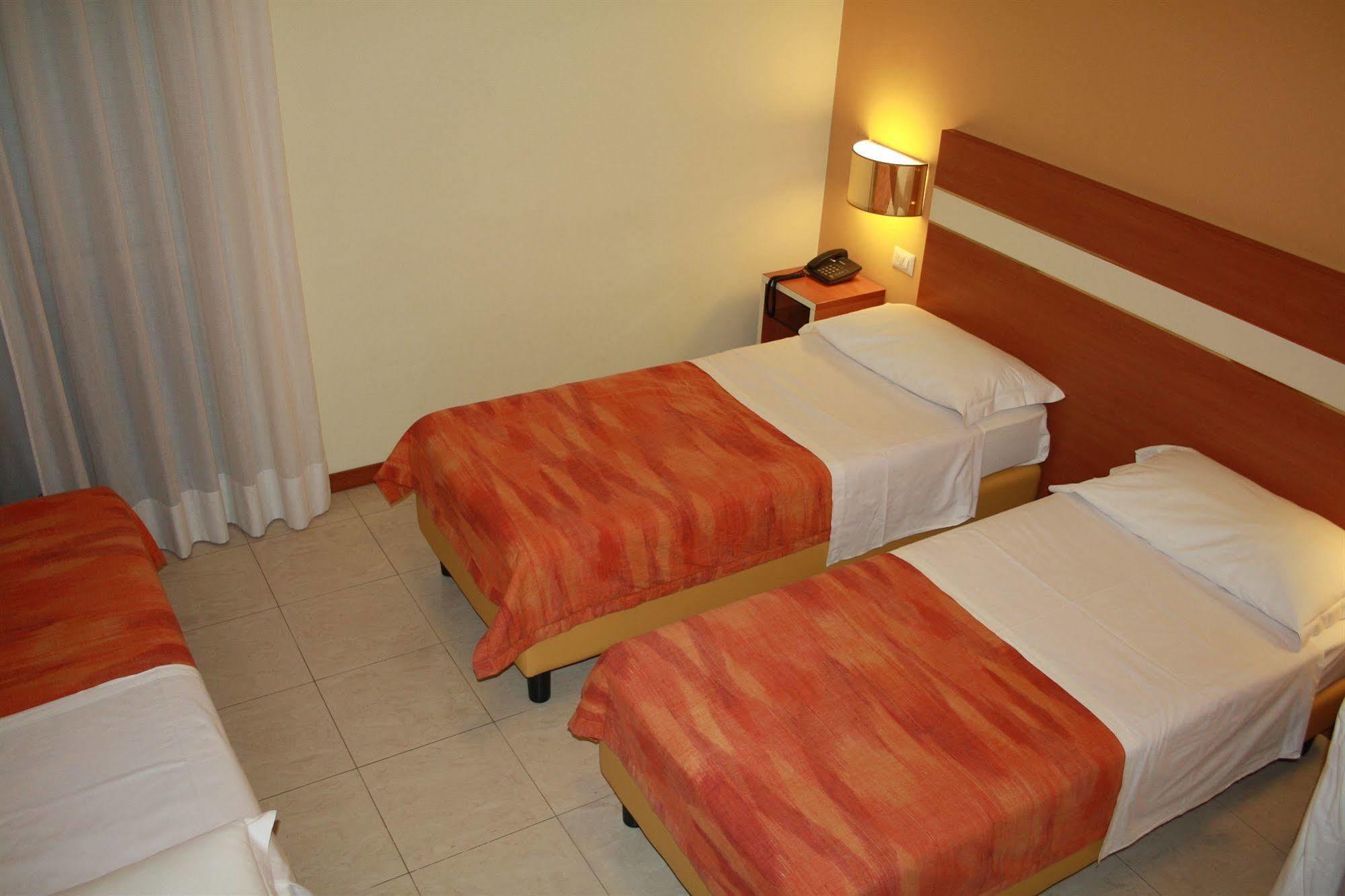 Hotel Gf Cesano Boscone Exteriör bild
